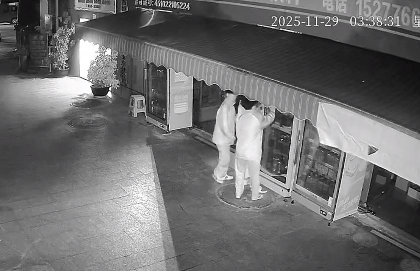 老板曝光三个少年深夜盗窃烟酒店，时间显示是11月29日凌晨三点多，这三个少年撬开