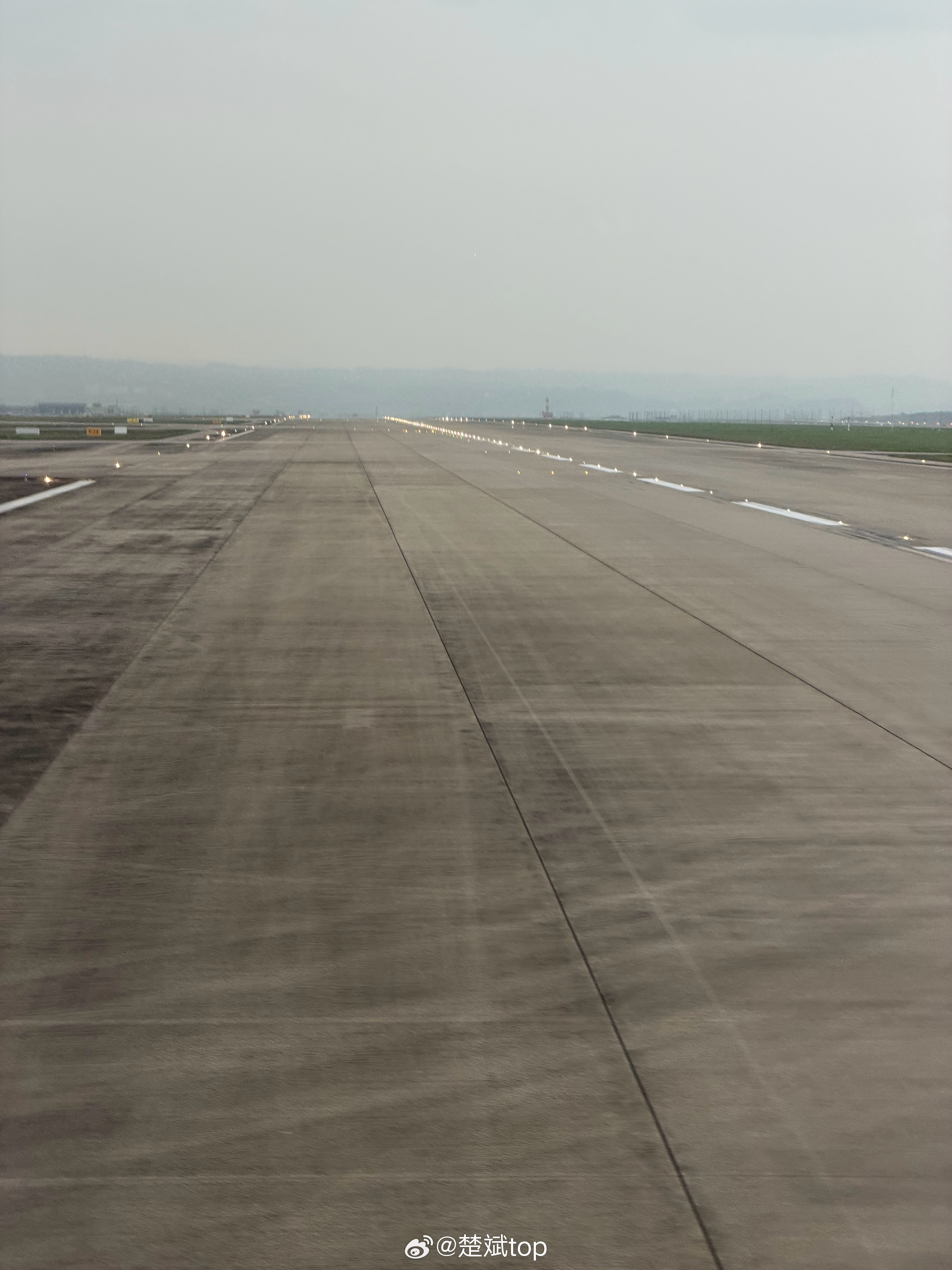 落地重庆，飞机滑了一段不走了，然后等前面两架飞机落地后才继续动起来了，好家伙我们
