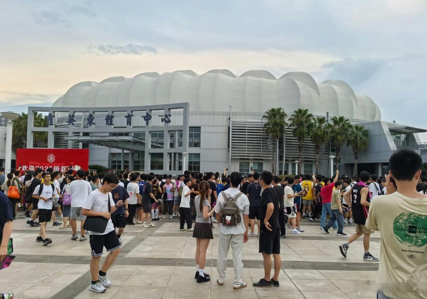 网友投稿，詹姆斯中国行还有穿韦德球衣去看詹姆斯的，绝对是真爱了，黑红3号韦德球衣