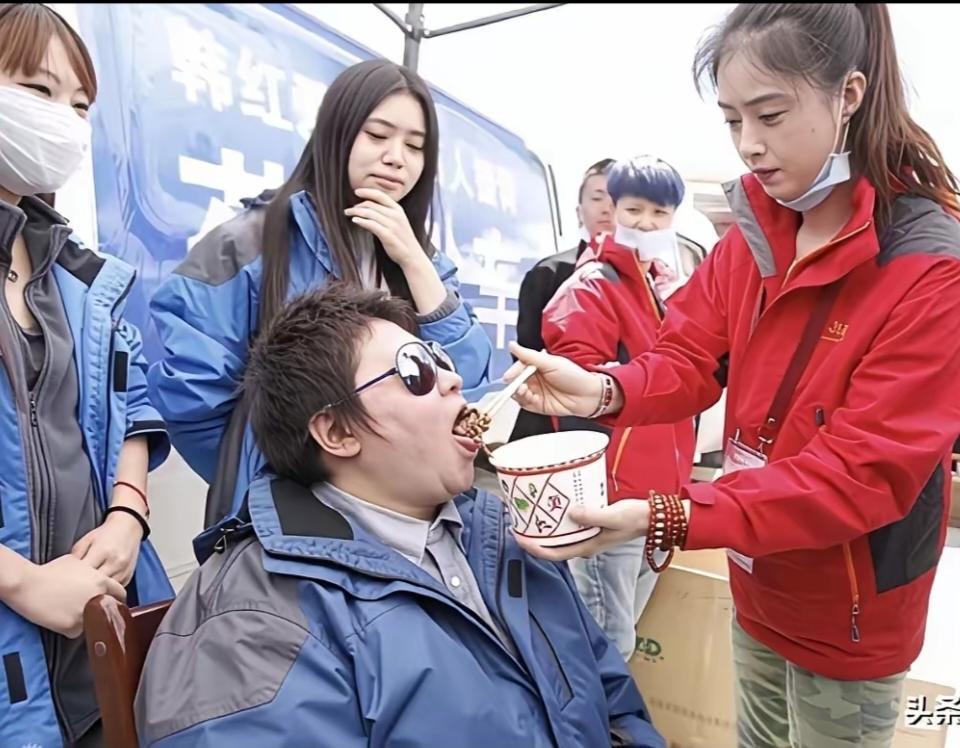 都已这戏演的够搞笑的！
戴着墨镜，手都不能拿筷子了，只能张嘴等别人喂饭，看看后面