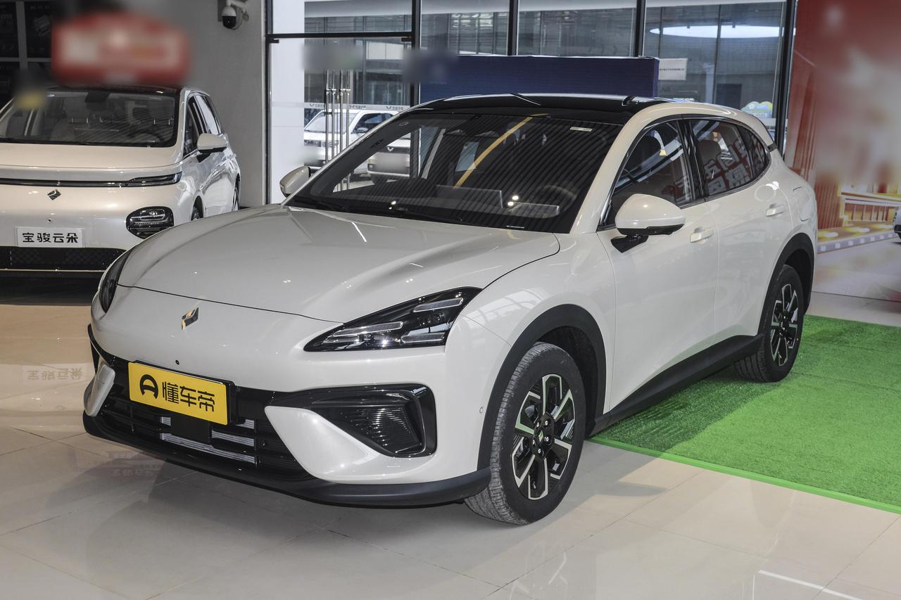 【综合续航1100km 宝骏云海插混版发布】日前，我们从经销商处拍摄到了宝骏云海