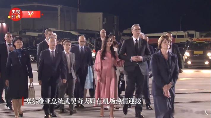 【这是超规格啊，战机升空护航，俩总统夫妇、现任议长、总理、外长倾巢出动，一块出来