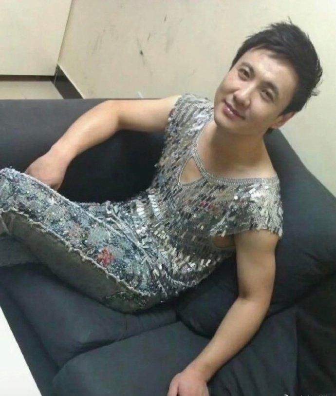 QQ官方亲自玩梗：腾哥的来时路藏不住了

1月15日，一组沈腾早年“画风清奇”的