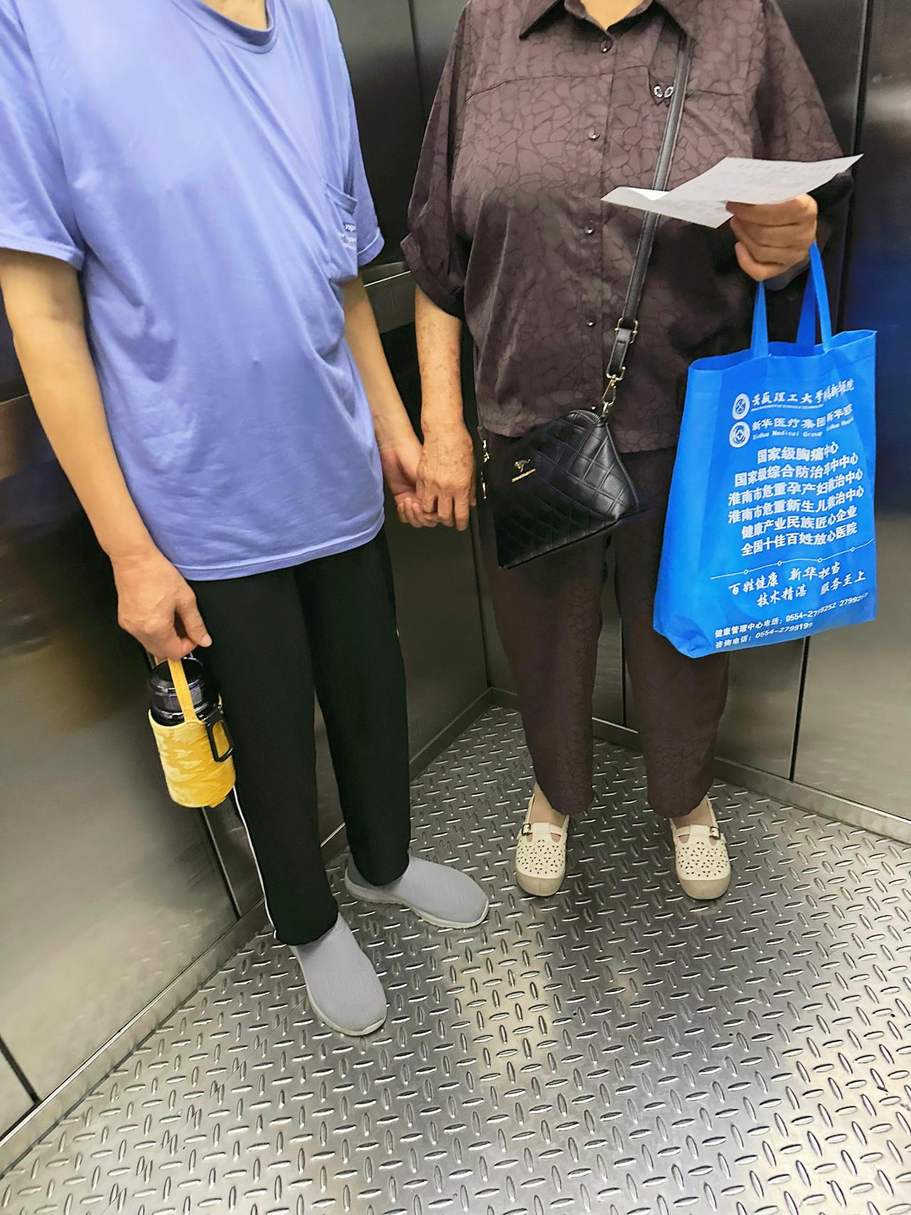 这样的才叫相濡以沫吧，在医院电梯里遇到两位老人，很自然的手牵着手，看着挺不错的。