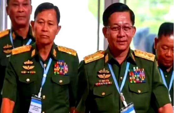 洪森这通火发得是又实在又无奈！指着48岁的儿子洪马内破口大骂，吐槽他在美国待了整