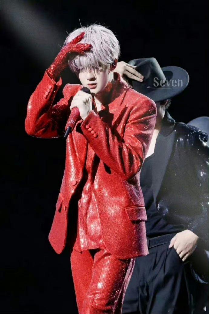 你还真别说檀健次这演唱会造型和华晨宇有一点异曲同工之妙[开学季][开学季][开学