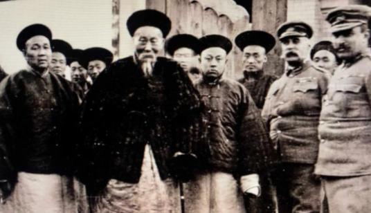 1896年，李鸿章出访德国，柏林万人空巷。李中堂刚一下火车，虽然没有穿西装，欧洲