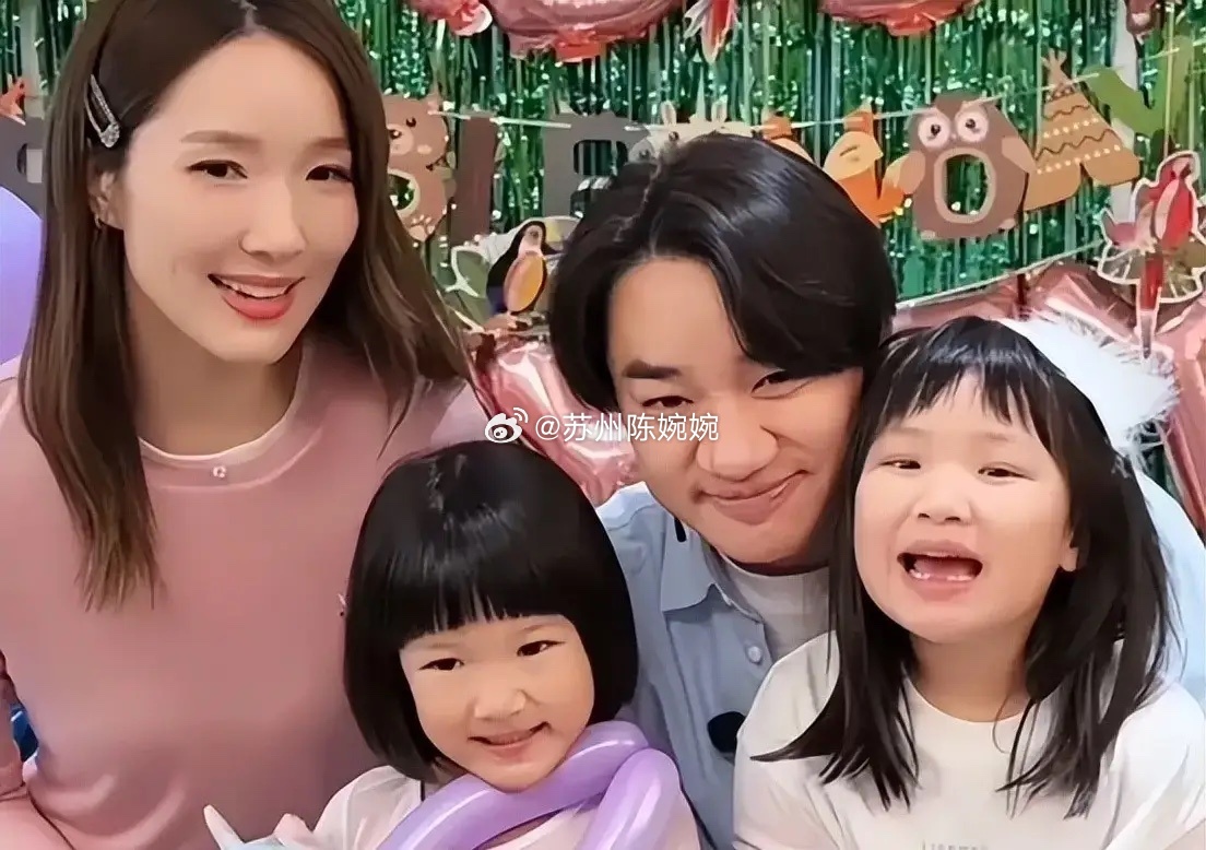 王祖蓝回香港了，上海房子卖了，女儿转学了，他现在管着二百多个艺人，不是退圈，也不