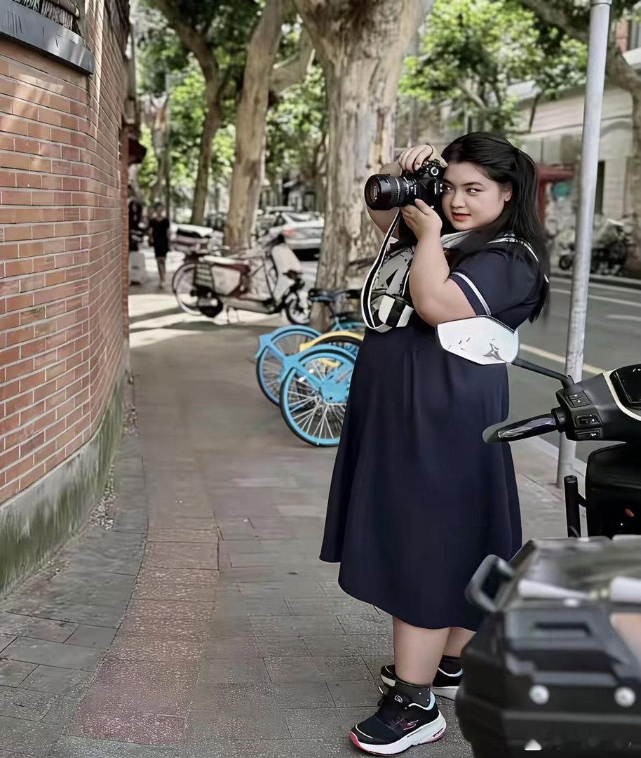 在亲妈的加持下，胡慧中的女儿也算是混成胖子界的天花板了官方公开体重180斤，这怎