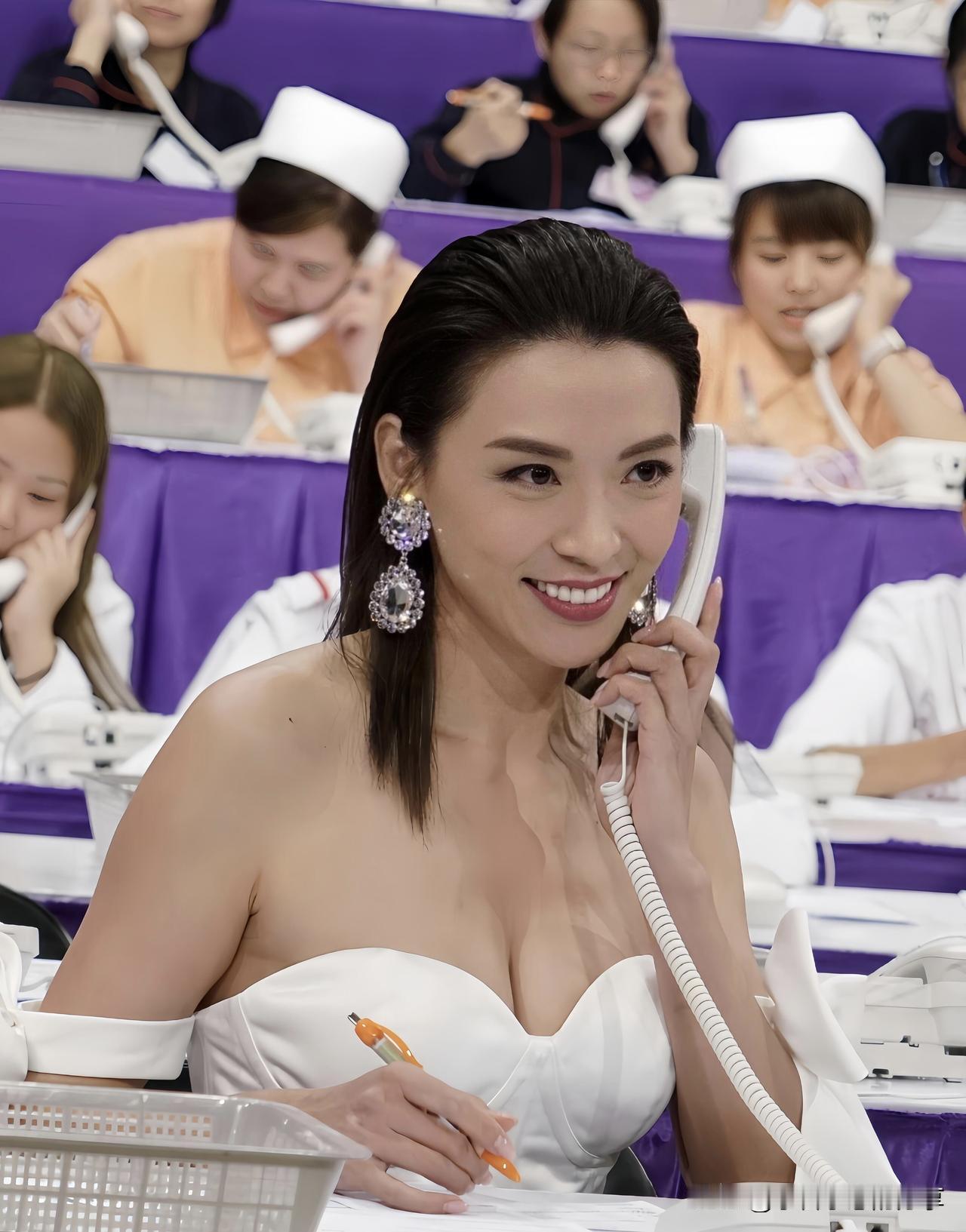 香港女演员陈炜都52岁了，这颜值和气质也真的绝了，谁在这个年龄还这么有魅力呢，估