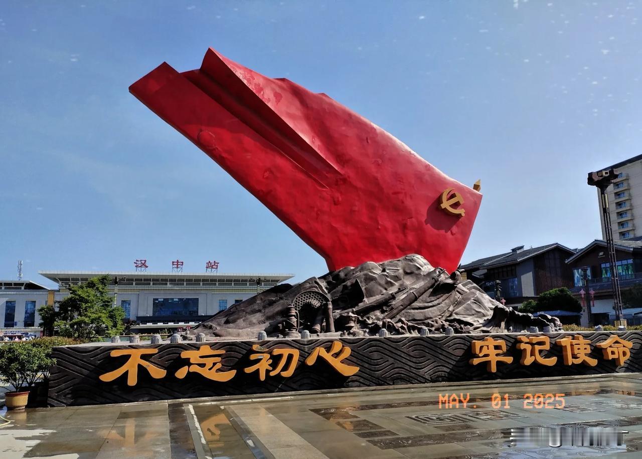 朝观彩霞大地红。