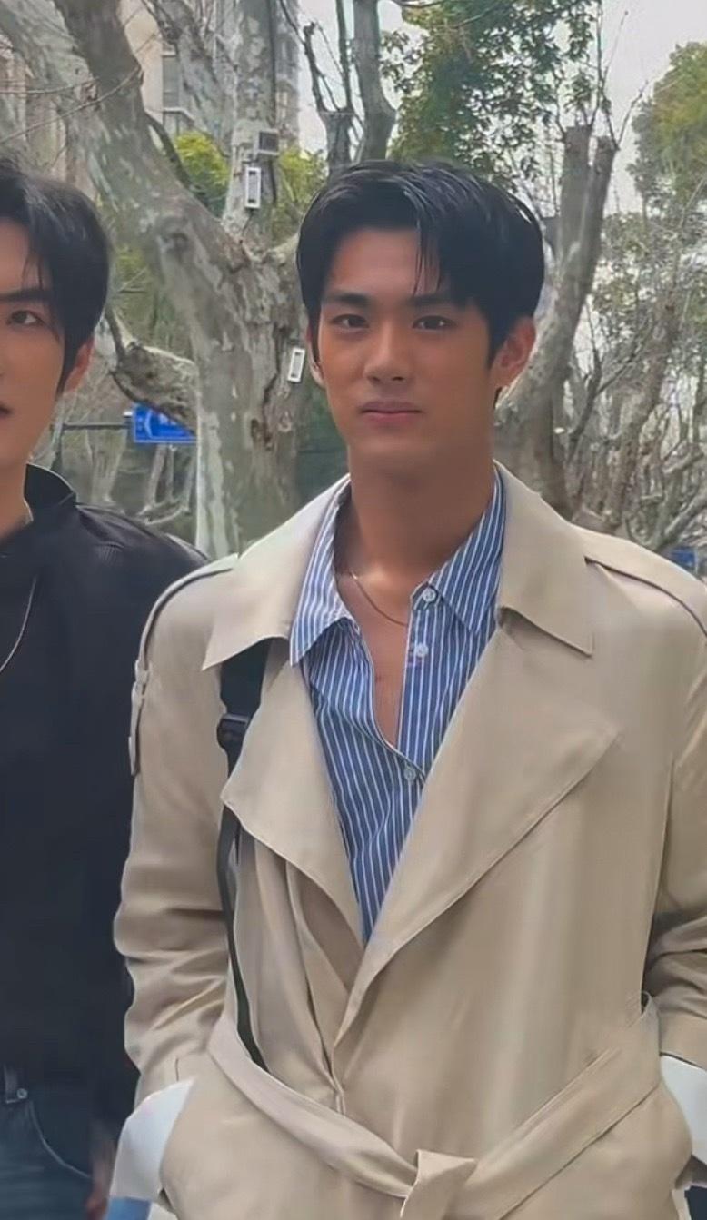 哎哟看见赵胤在路人镜头里只会露出半张脸我就想笑啊 ​​​