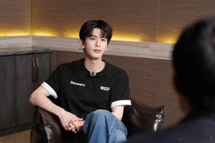 张凌赫新华社专访出图、张凌赫聚焦绿色未来 新华社专访高清图释出，张凌赫状态沉稳大