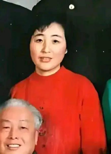 如果你性子温顺，管不住聪明的老公，不妨生个和他一模一样的女儿，让他变成女儿奴，让