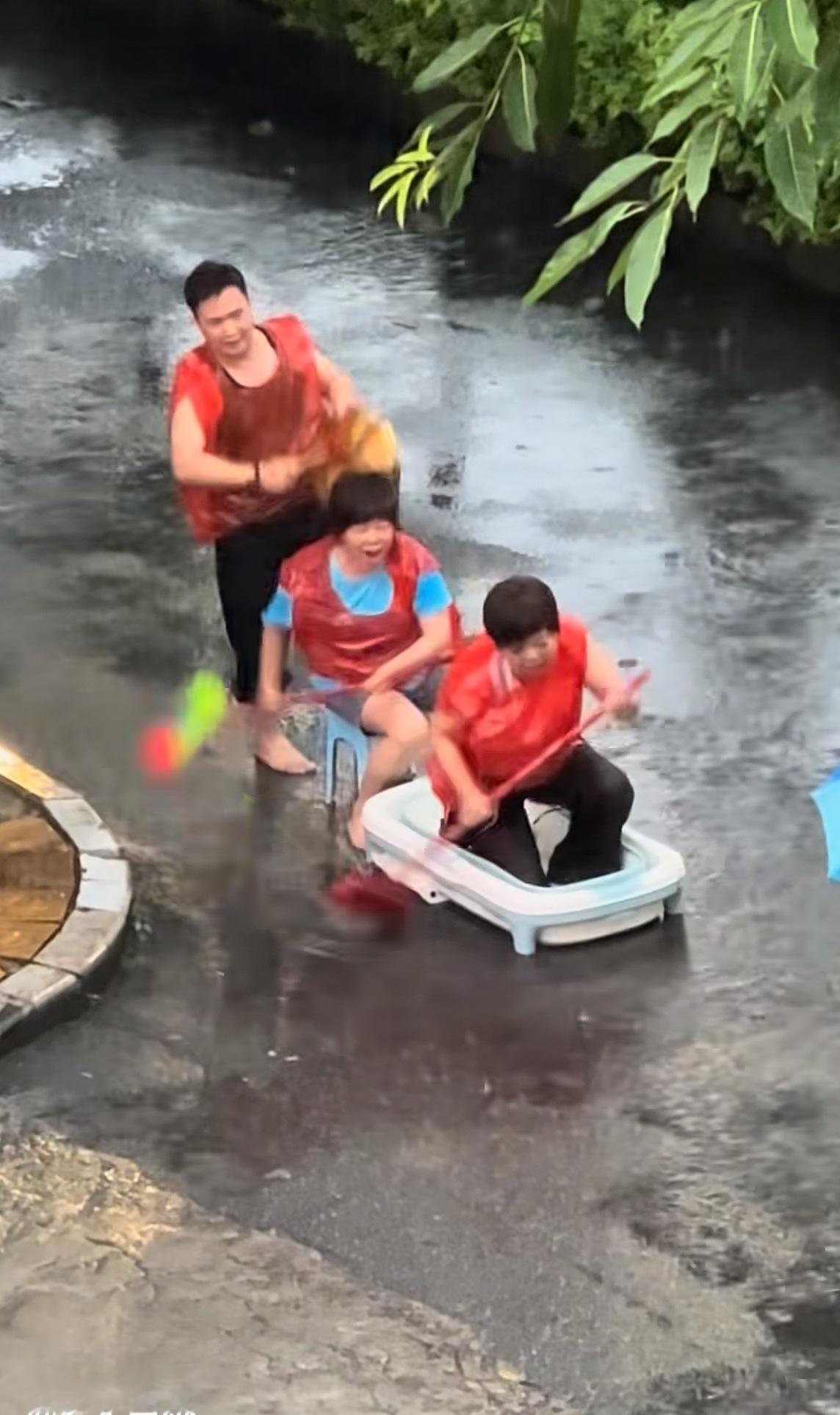 福建人果然有自己的划船训练体系，根本不用专门场馆。
一场大雨路面积水，直接就地开