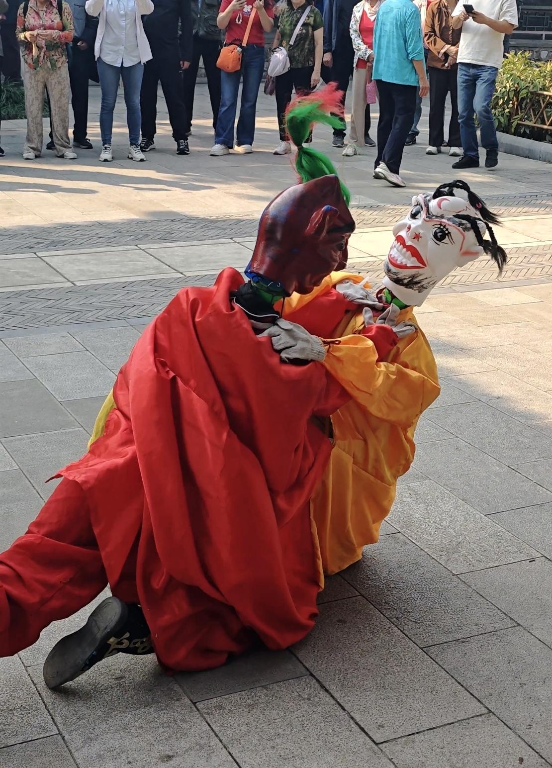 一人背二鬼，二鬼摔跤
二鬼摔跤，是河北等地传统民间社火杂技。艺人一人背负特制道具