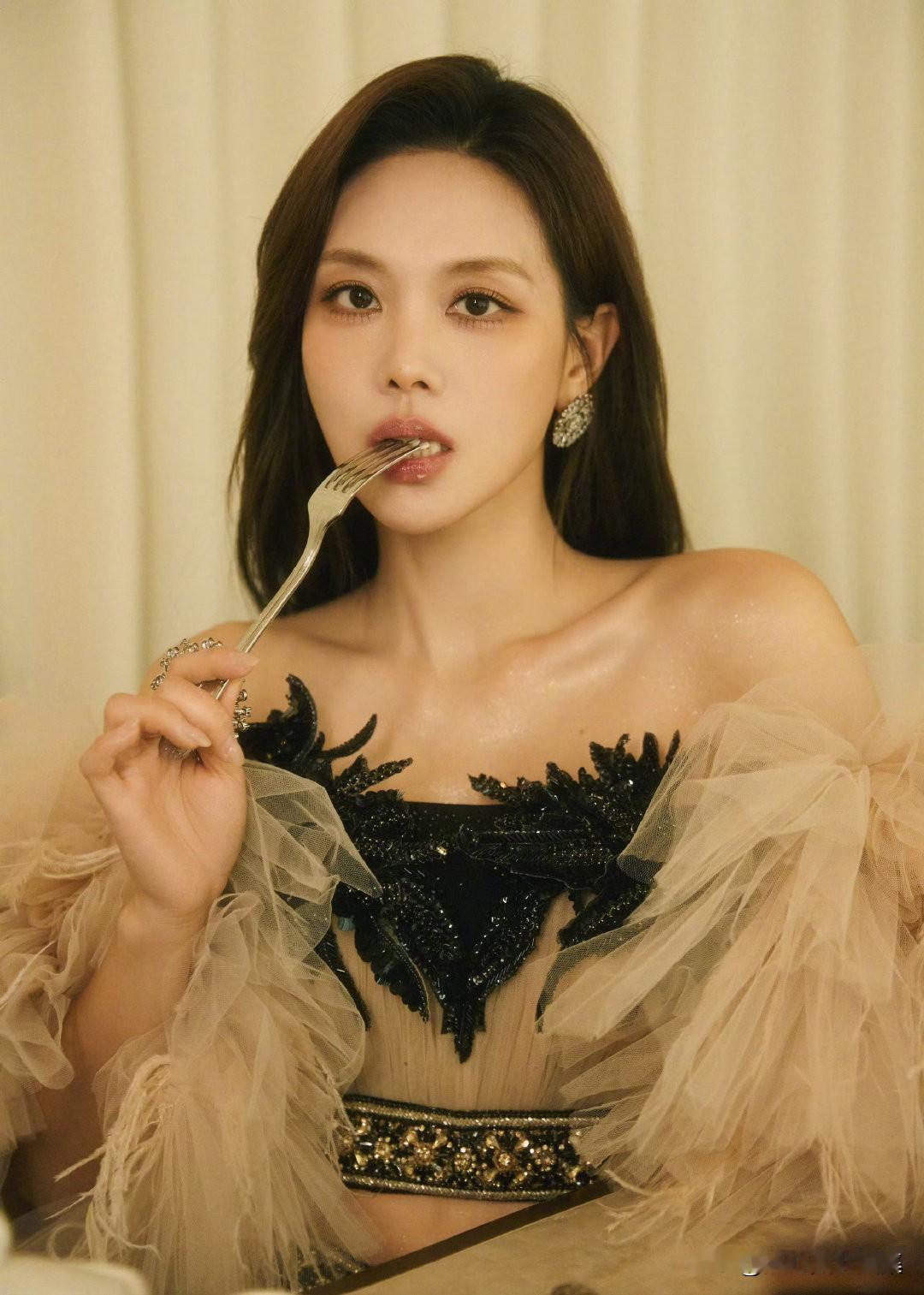 王霏霏 文化交流之夜 ​​​分享一下你的穿搭 什么样的女生称得上是美女?