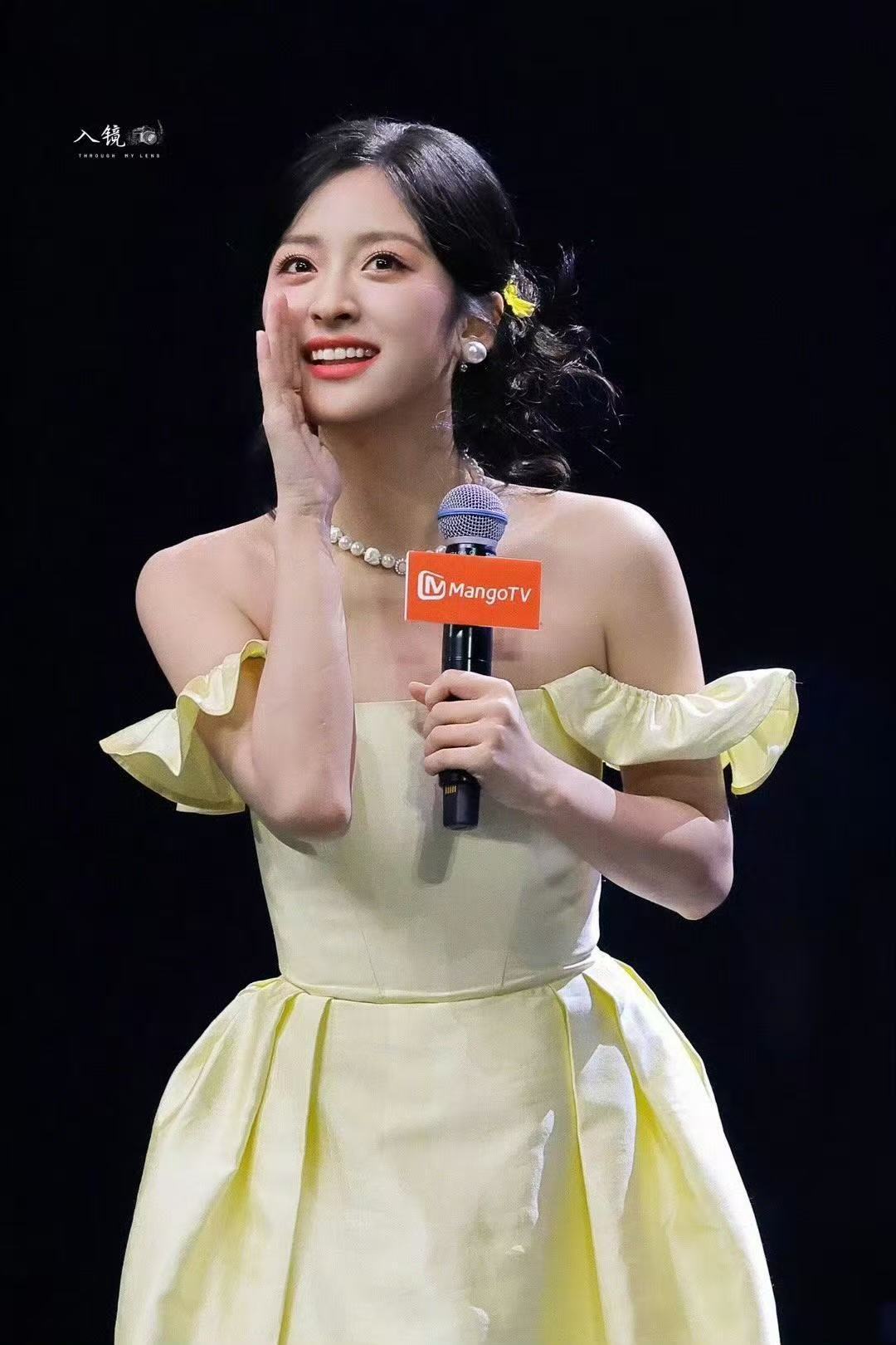 沈月黄色公主裙 甜美小公主来啦～沈月见面会这套黄色一字肩真的太美啦！ ​​​