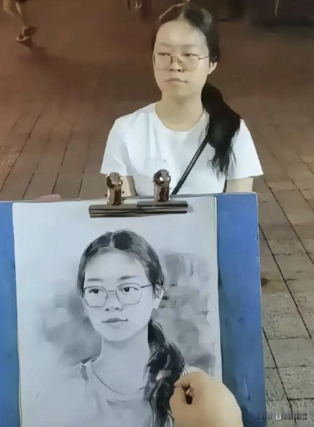 眼睛可以睁大一点，人家都说眼睛小了聚光有神，眼睛大会显得蠢萌，为啥这女的眼小还显