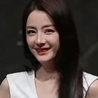 2026年7月3日，迪丽热巴以路虎卫士全驭代言人身份亮相上海星美术馆举办的路虎卫
