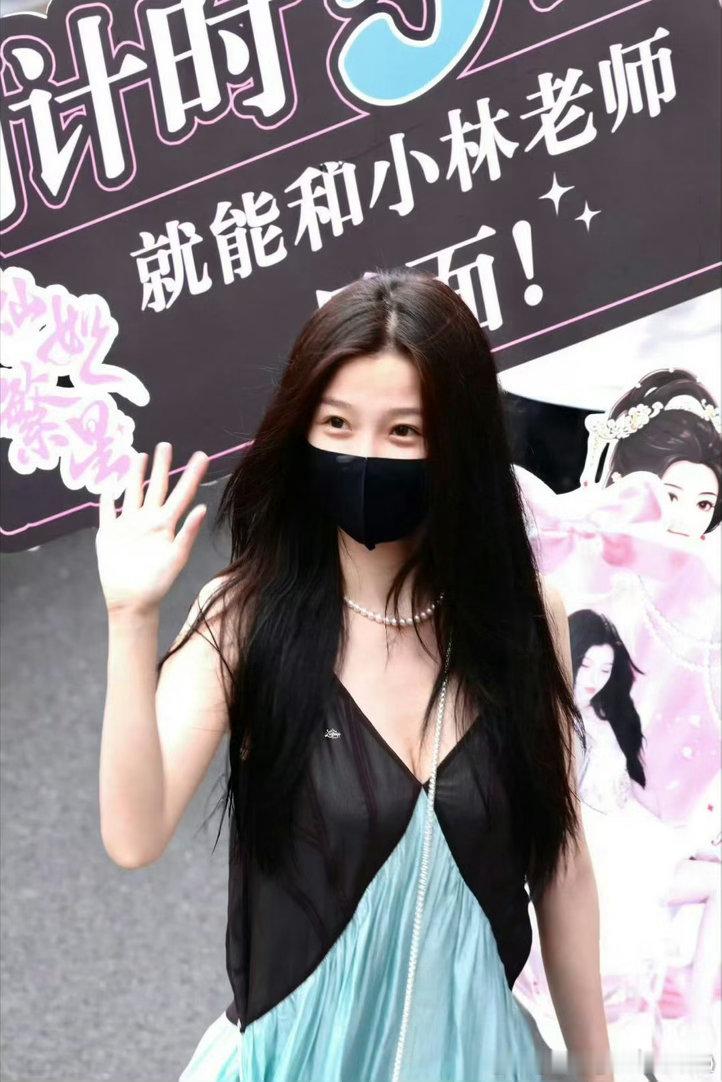 虞书欣美商虞书欣的美商，胜在将“甜”转化为极具辨识度的个人标识。她不盲从单一审美