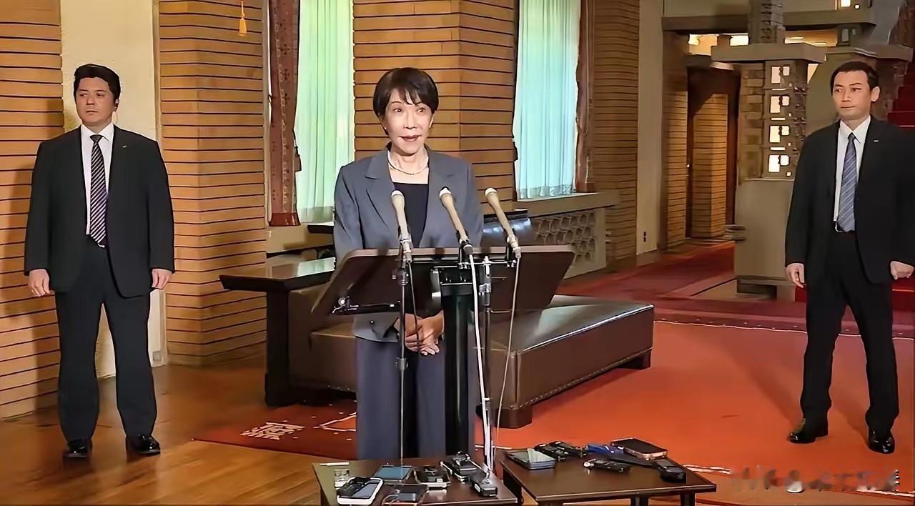 6月13日，高市早苗在踏上飞机之前接受了记者采访，就出访英国、意大利以及参加G7