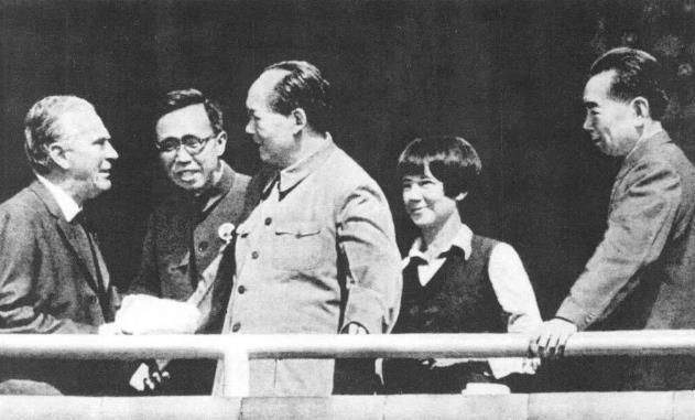 1970年国庆节，毛泽东和周恩来在天安门城楼上会见斯诺和夫人。