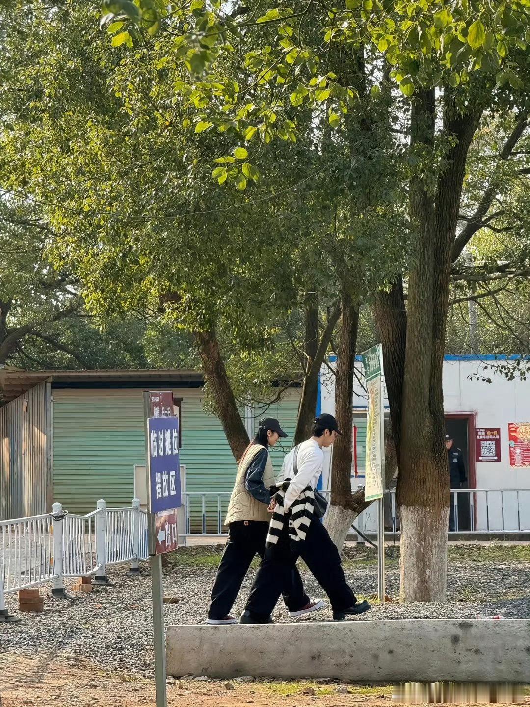 井柏然和刘雯真的好低调，从来不公开秀恩爱，但就是觉得他们两个好甜蜜，感觉谁跟刘雯