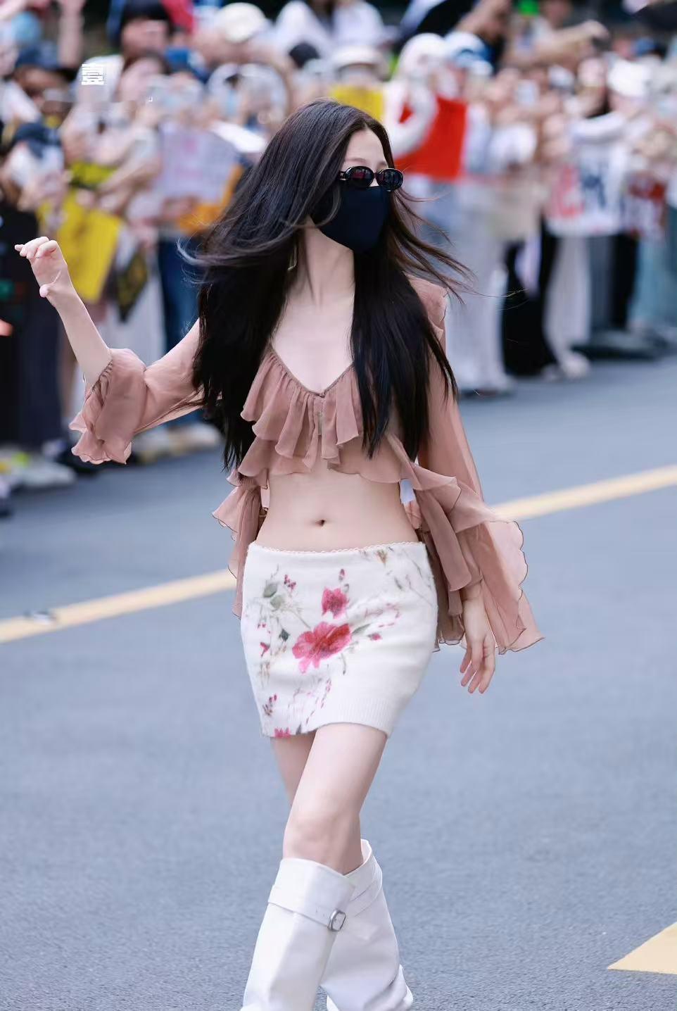 虞书欣的这个腰虞书欣印花包臀裙啊啊啊！虞书欣的这个腰我嘶哈嘶哈！！！ 虞书欣