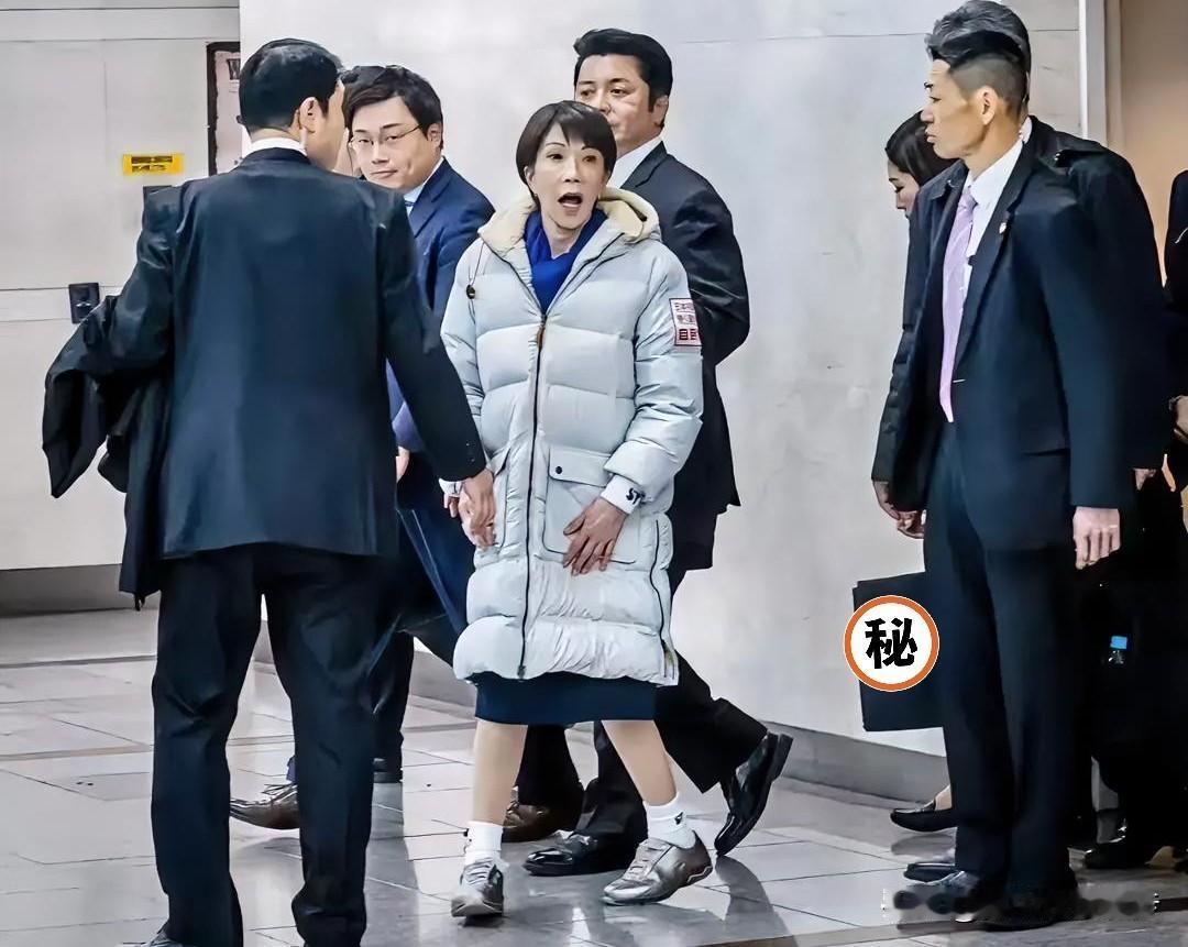 日本无语，首相伤退 
没想到，在见完英国首相斯塔默之后，日本首相高市早苗竟然宣布