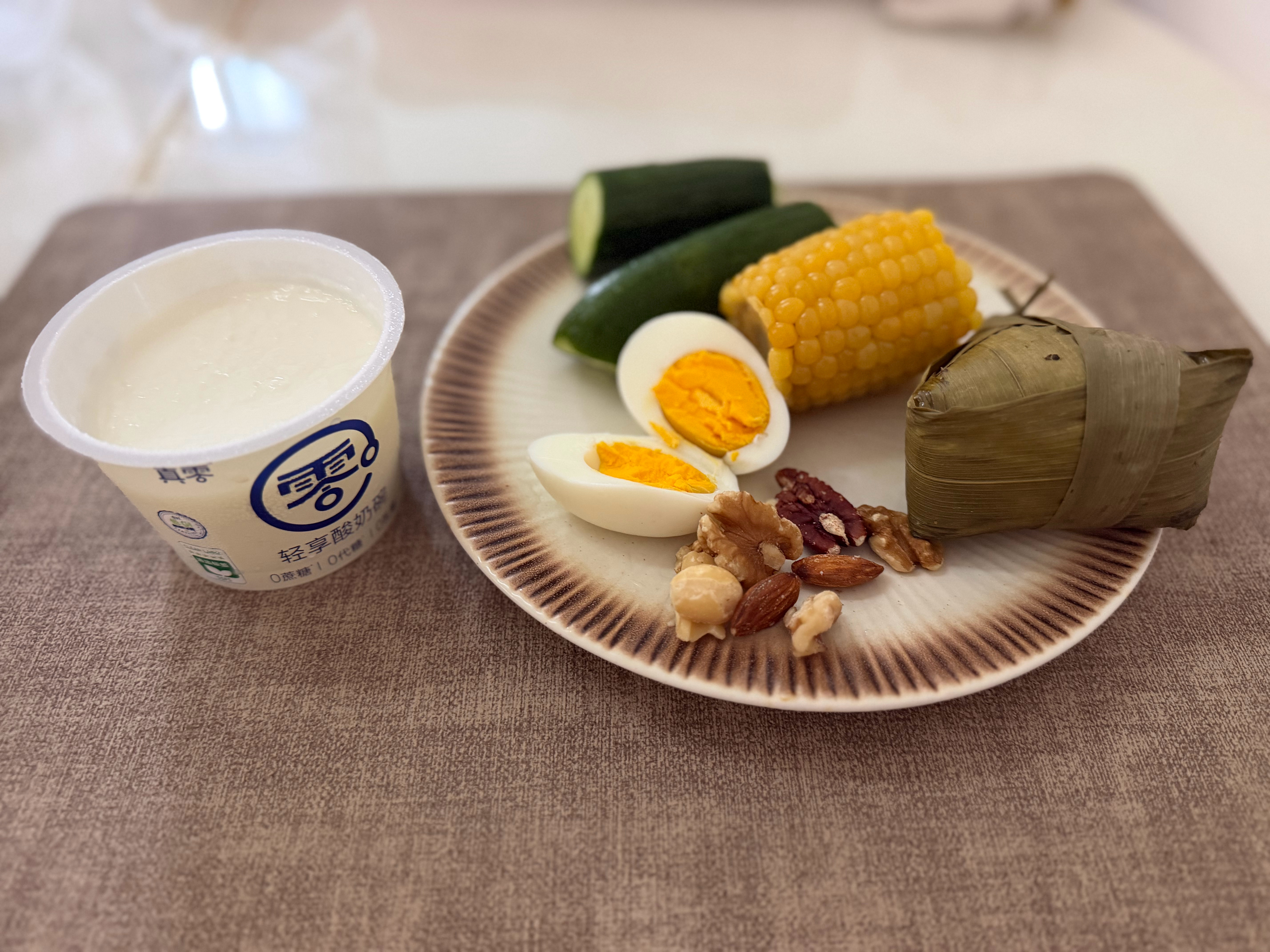 端午节好好吃饭，记得吃粽子。今日早上碳水：粽子、玉米；蛋白质：鸡蛋、无糖酸奶；脂