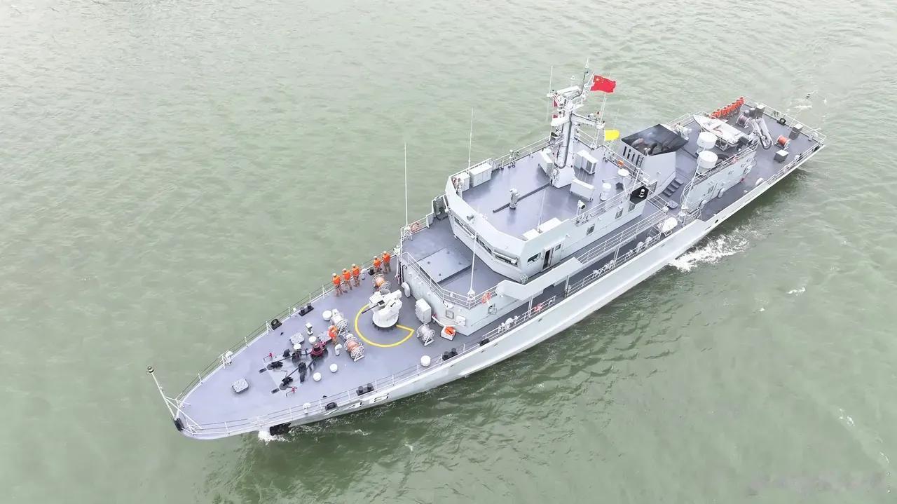 解放军海军082II型猎扫雷舰少见角度图片：干净利落，首二层甲板盖子下藏着啥秘密