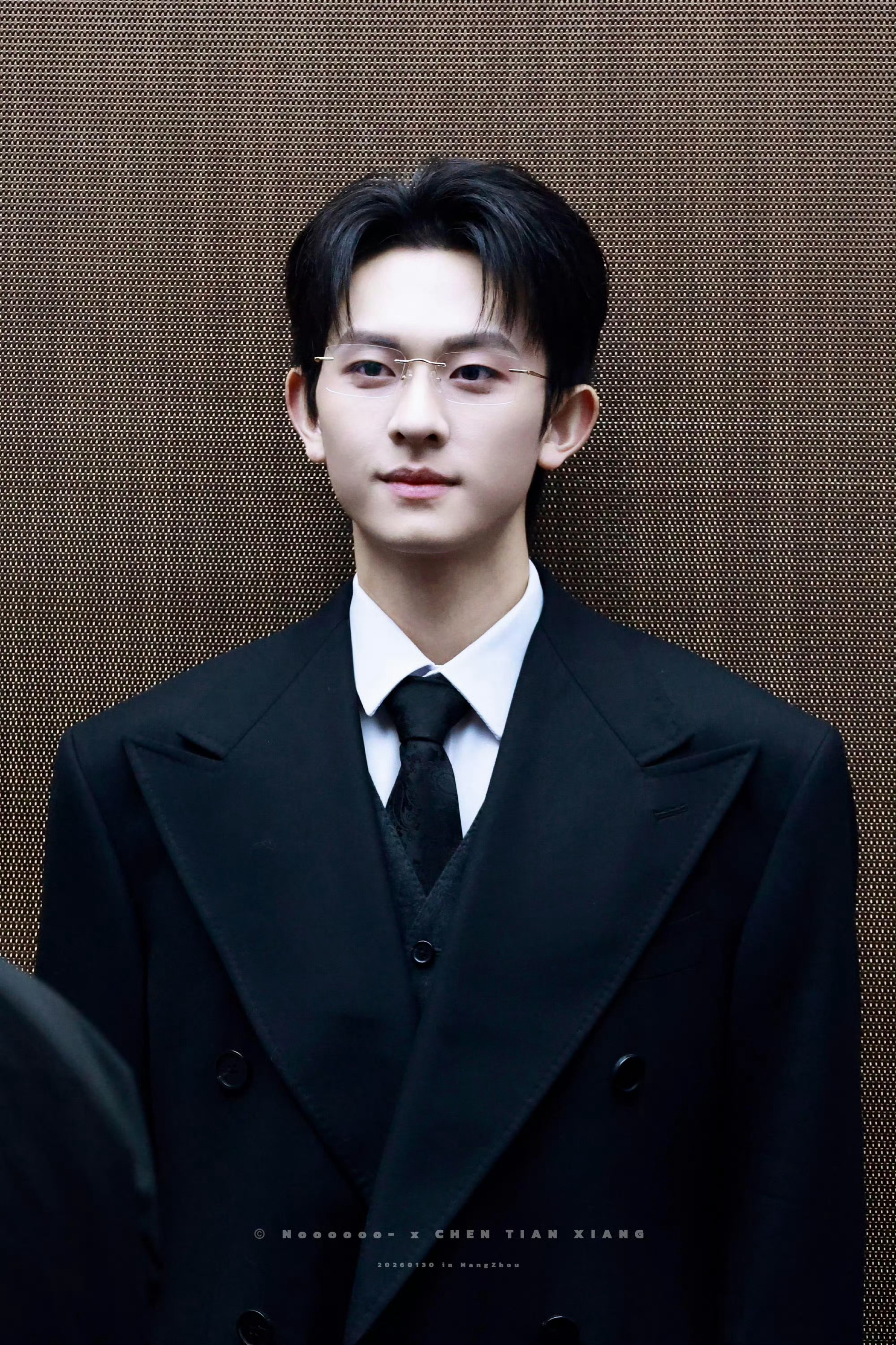 不愧是陈添祥最近短国男演员个个焊死眼镜这位最对我胃口这身衣服我直呼首长陈添祥除了