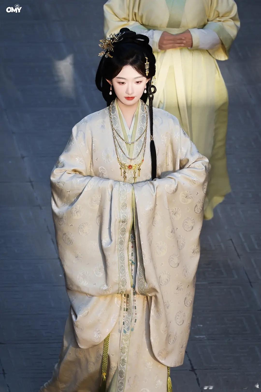 杨雨潼这个造型算是嫁金钗top了吧，头饰不多但编发又有细节繁简得当，衣服也清丽！