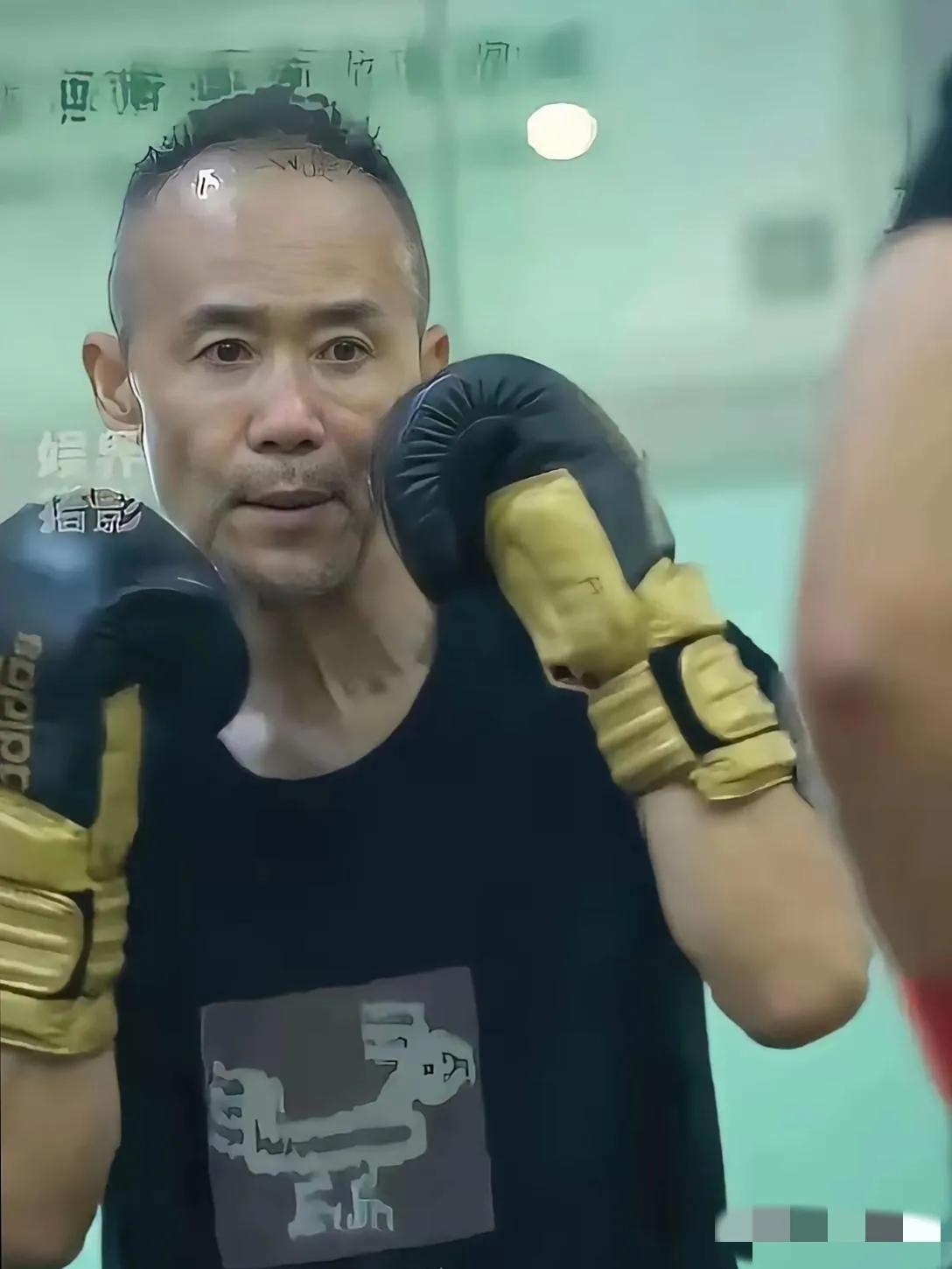 王石真让人敬佩呀：70多岁了还这么自律，依然坚持打拳、攀岩等高强度运动，怪不得身