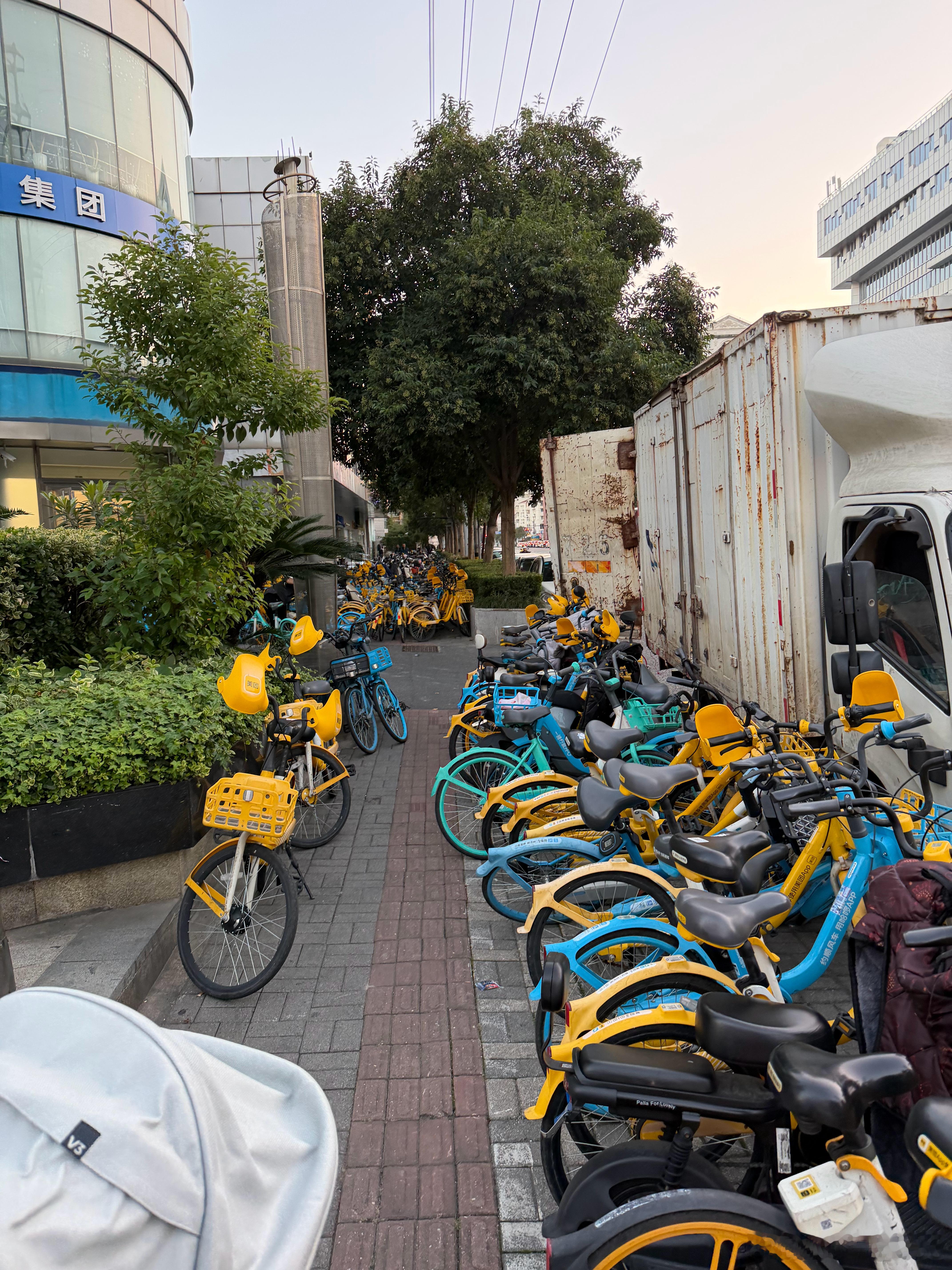 现在共享单车🚲真的是即“方便”又“不方便”地铁站门口共享单车爆仓了，人行道走人