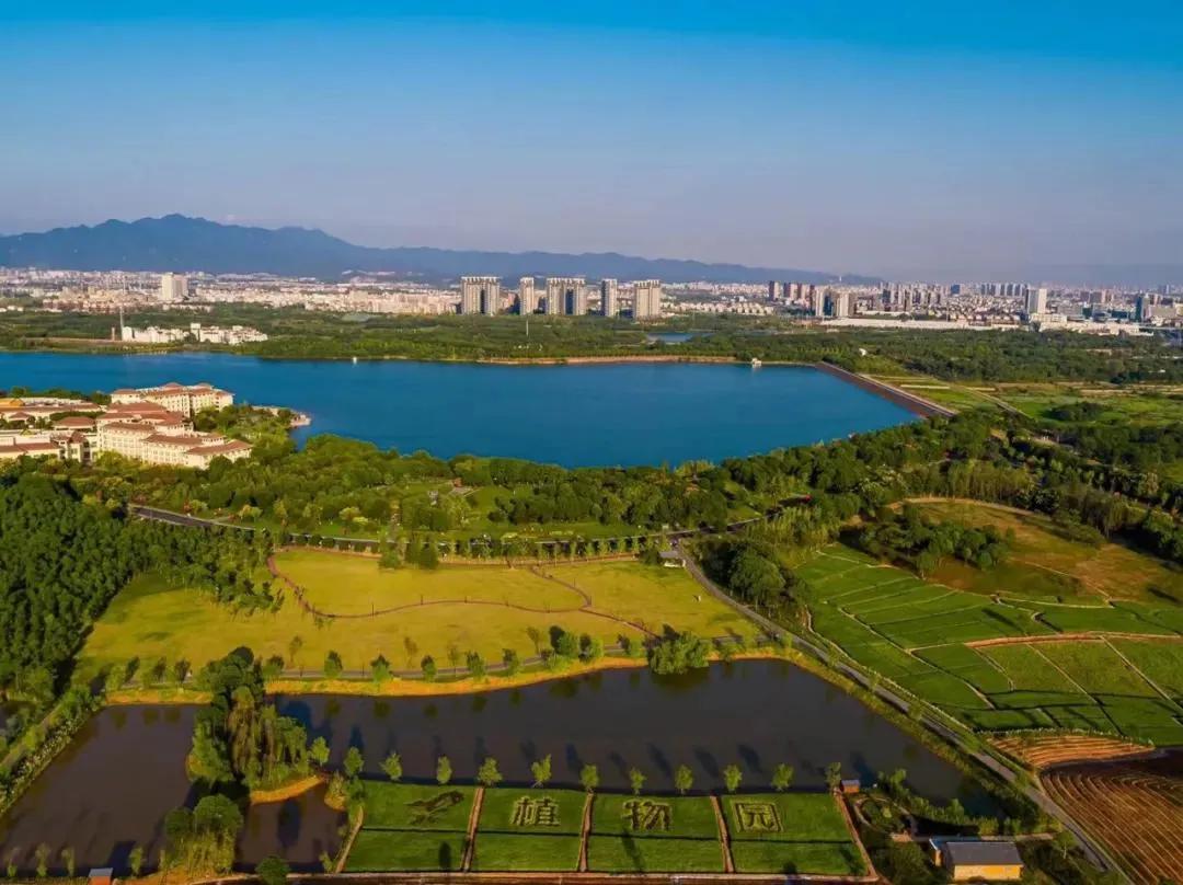 义乌植物园
位于浙江省义乌市内，东临西城北路，南临商城大道，西靠环城北路。总占地