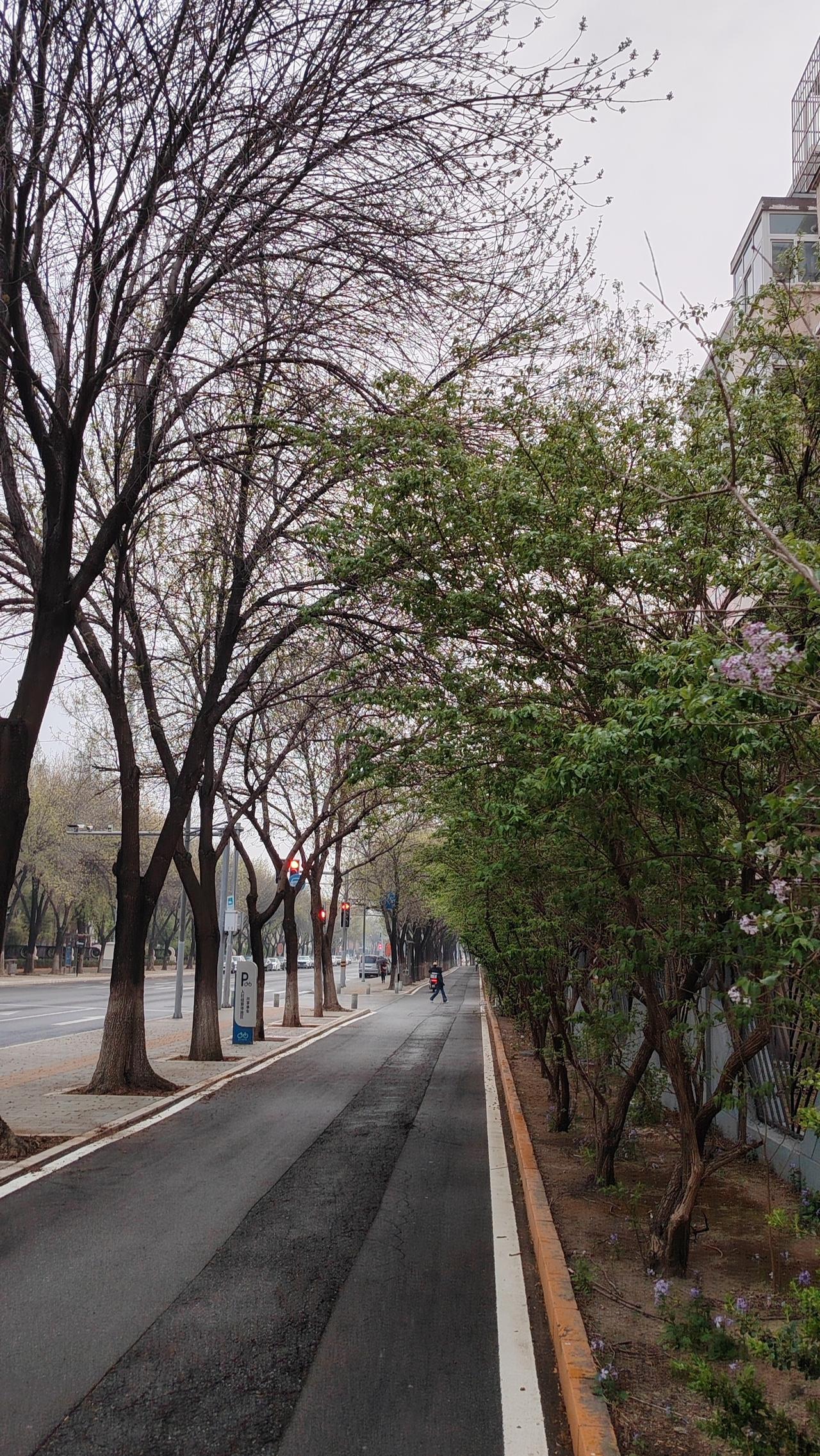 小故事：销售总监与客户谈判陷入僵局，他没有强行推销，而是耐心倾听客户的顾虑，最终