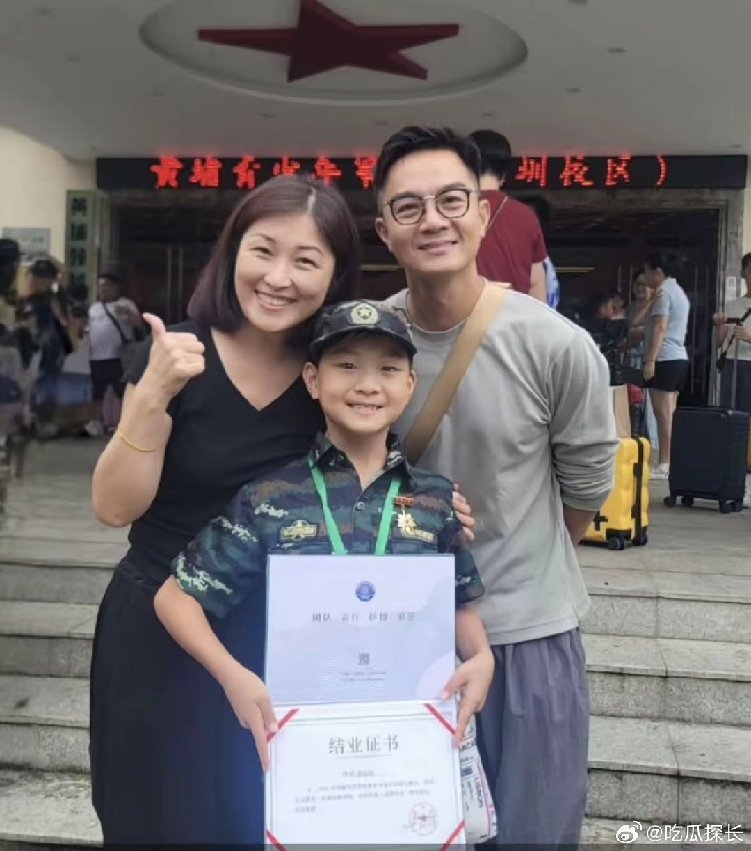 TVB绿叶送儿子来内地军训香港艺人纷纷送孩子到内地军训，胡诺言的儿子也不例外。从