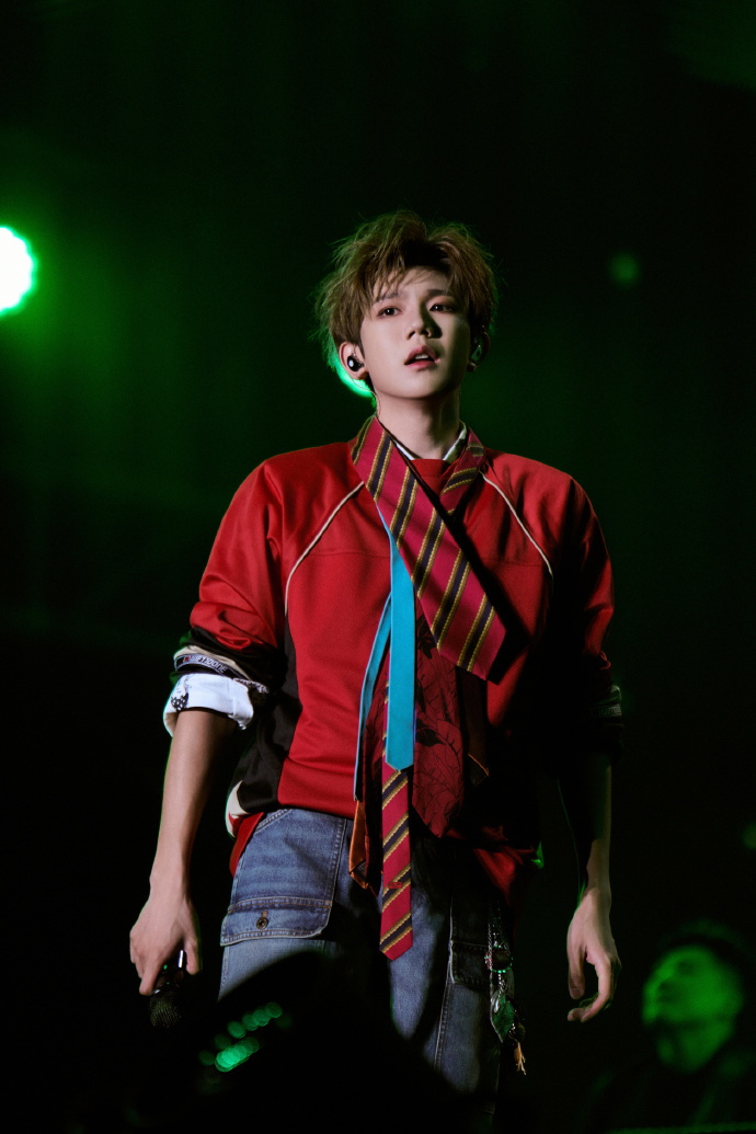 王源南宁音乐节舞台照工作室发布南宁音乐节舞台照，每一帧都清晰细腻，舞台少年意气风