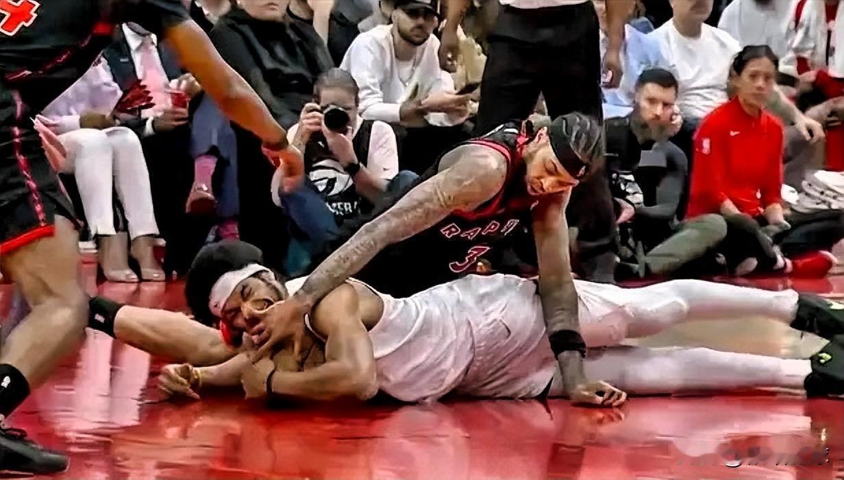 英格拉姆真是太凶残了！在今日骑士对阵猛龙的第二节比赛中，阿伦被英格拉姆打到鼻子出