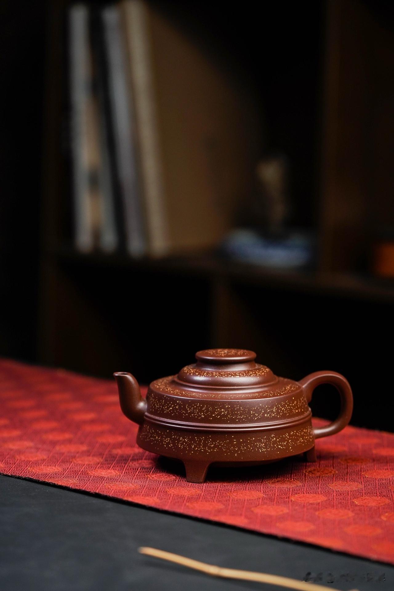 和朋友喝茶，聊透紫砂泥料那点事儿
周末午后，老周的茶室里飘着淡淡的普洱香。我刚坐