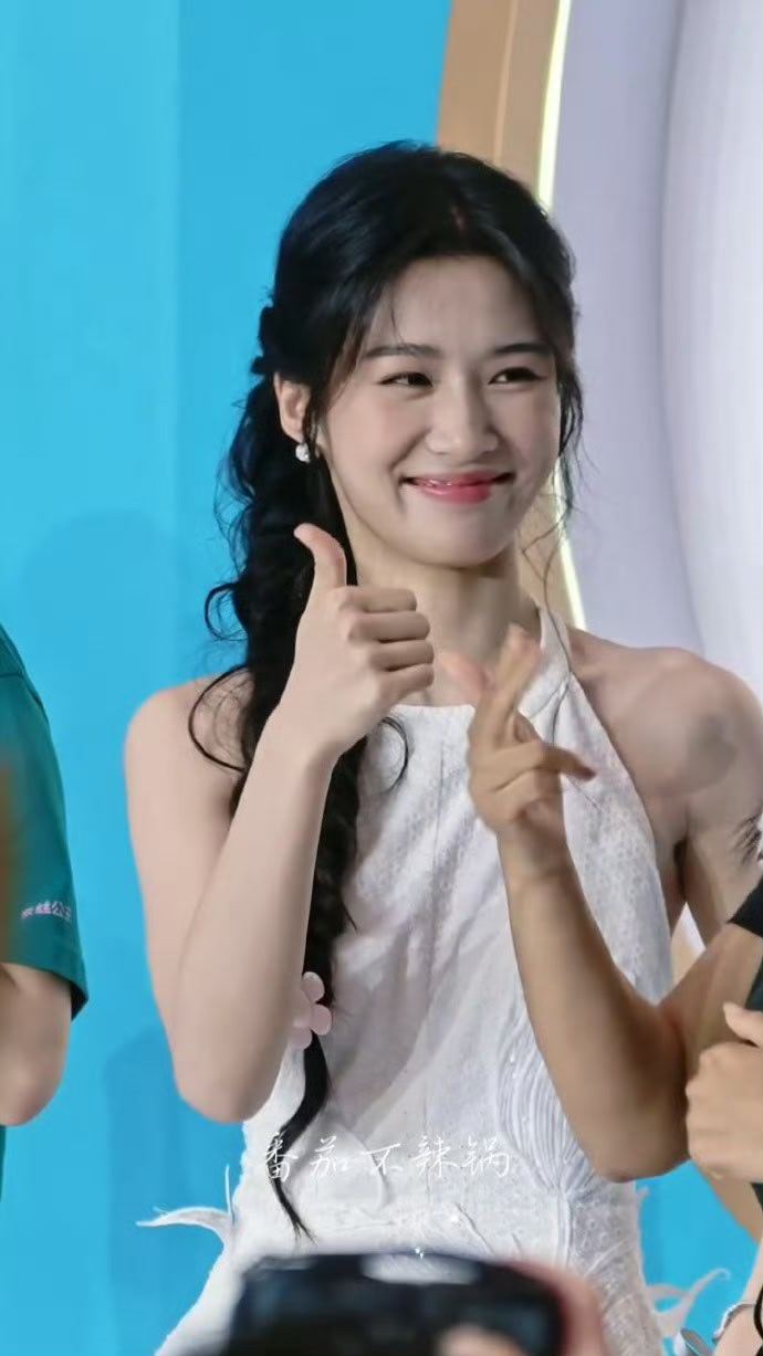 卢昱晓白色挂脖连衣裙   一袭白色挂脖连衣裙让卢昱晓的亮相格外亮眼，挂脖的设计凸