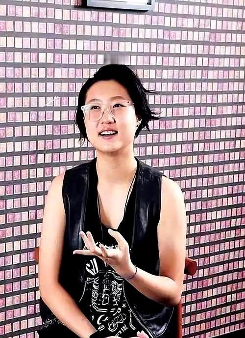 成龙女儿这回，真赢了。

一开始都说她一个新人，咋可能干得过好莱坞几百万预算的专