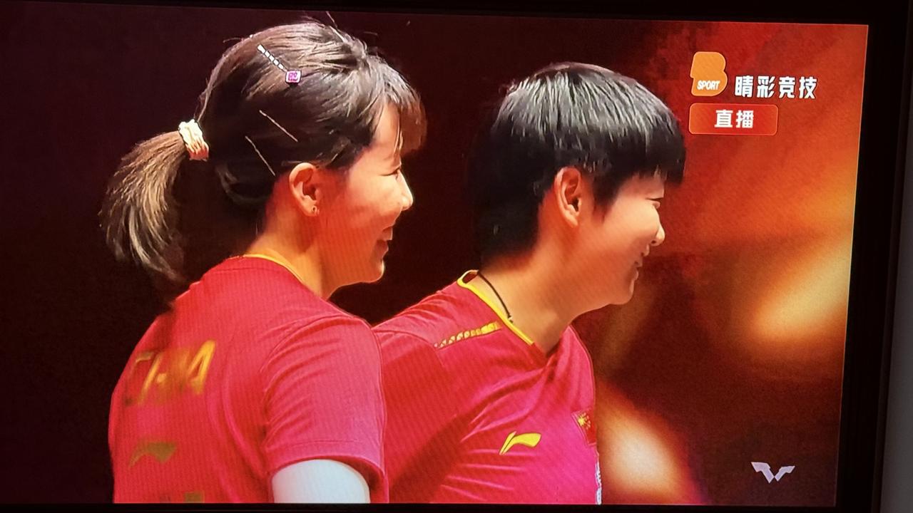 莎莎和同同鏖战六局，姐妹俩刚开始是越战越勇，后来是几个擦边擦网球让姐妹俩笑颜如花