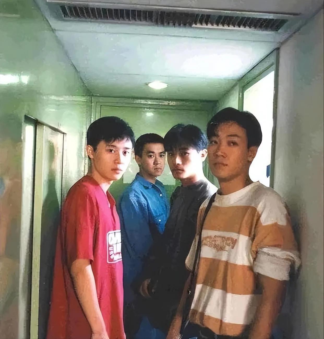 当年这四位俊朗青年，谁也没料到日后能走红。尤其是辛柏青，样貌出挑，人气也更盛。辛