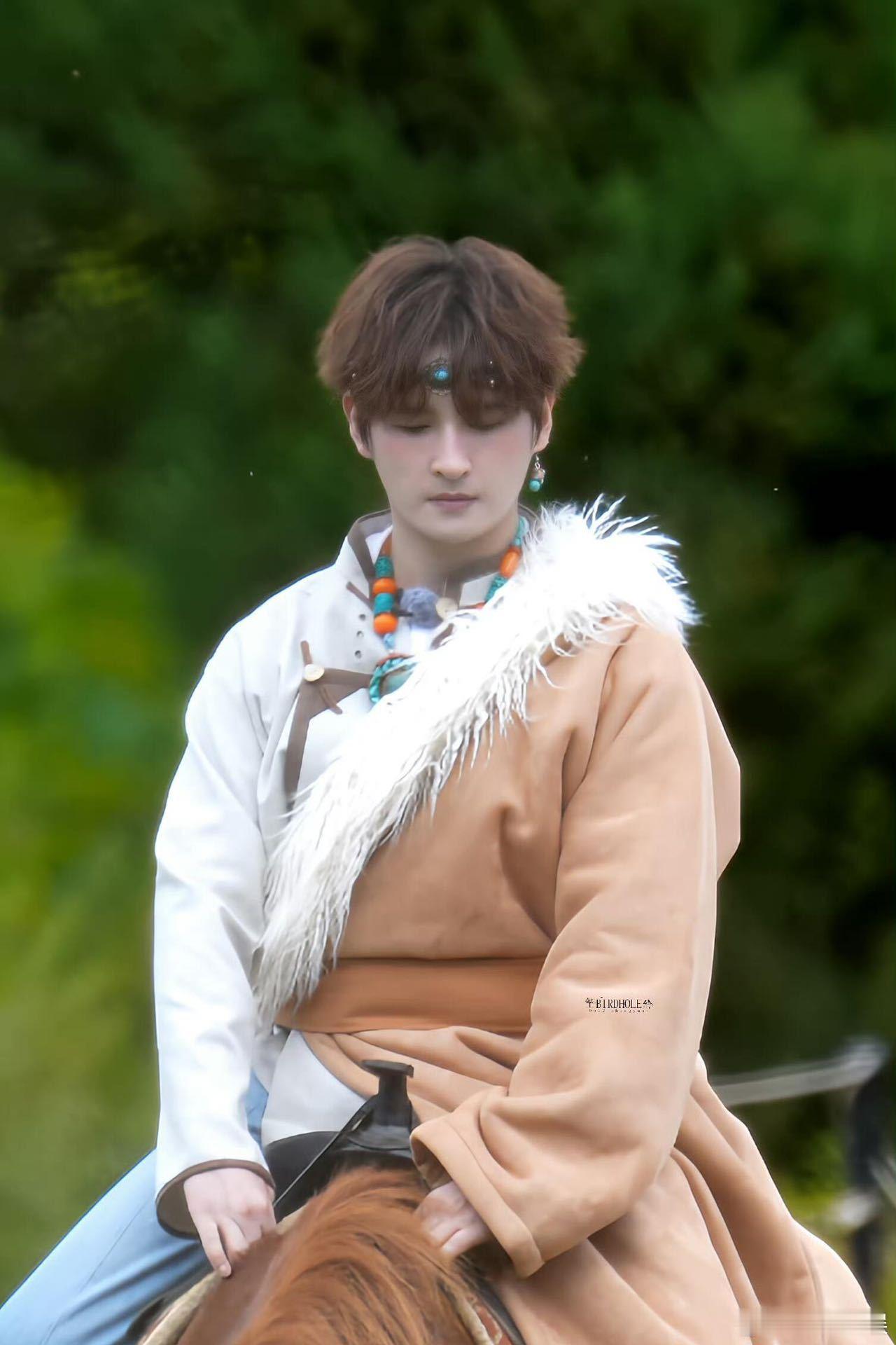 张远民族风造型路透 张远再就业团综的民族风造型太惊艳了！橘色藏袍超显活力，棕色小