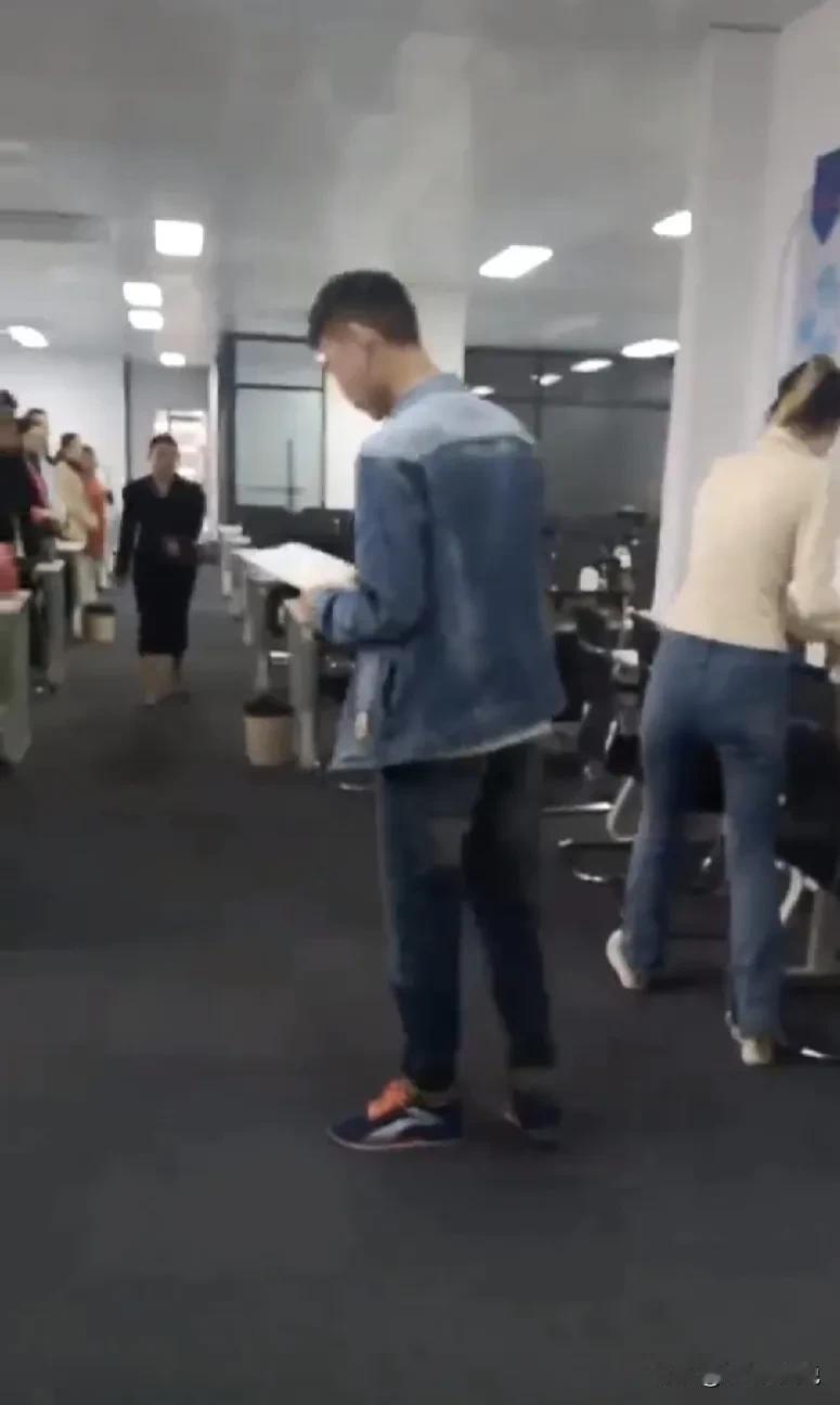 今天约谈了一个试用期员工，原因是部门主管觉得小伙不够积极主动融入，再细问得知：小