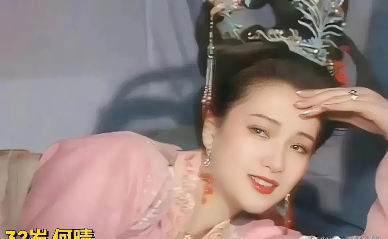 何晴凭什么叫“名著收割机”？
别的演员推门进组。
她是拎着行李，挤上火车，直接撞