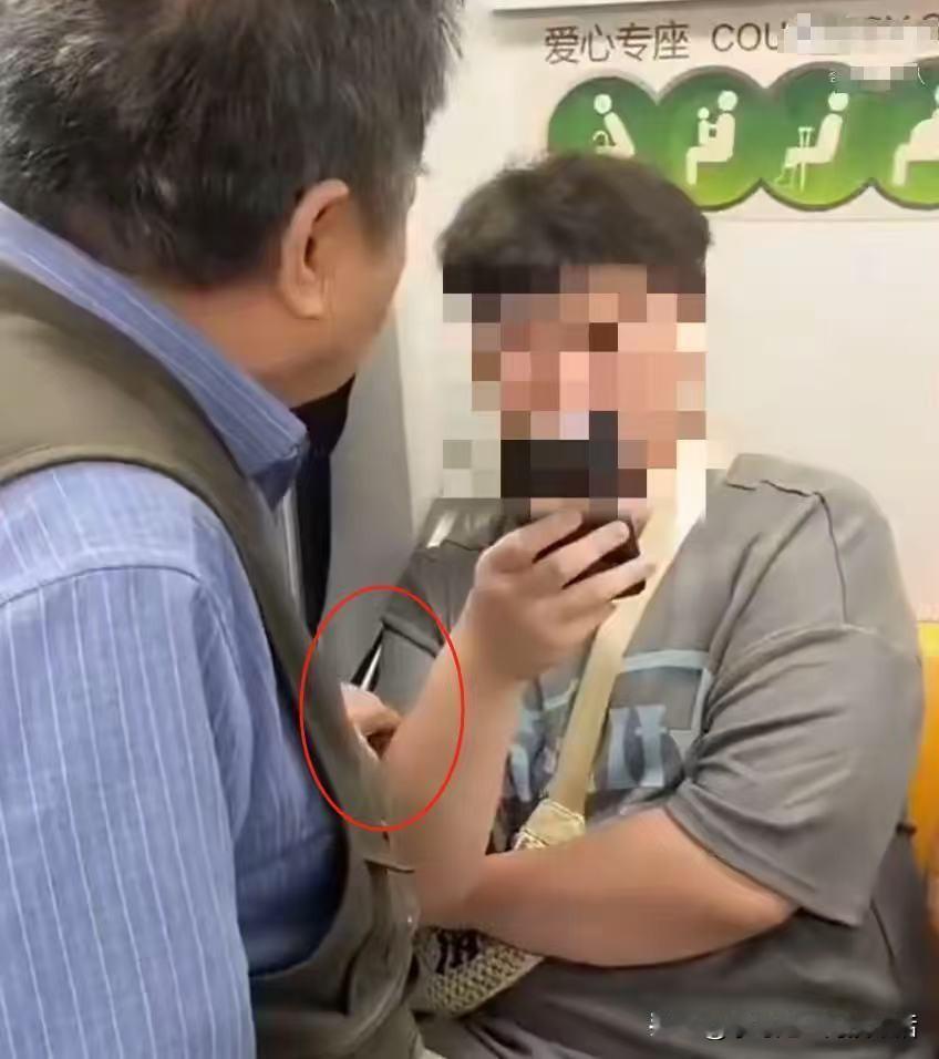 悲哀！面对83岁的老人求你让出爱心专座竟无动于衷，料定一开始老人肯定不会拖拽。只